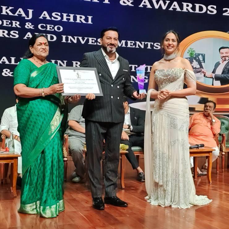Mr. Pankaj Ashri receiving the Most Inspiring Personality in Business Leadership and Nation Building award with Ms. Maya Narolia and Ms. Rakul Preet Singh in New Delhi